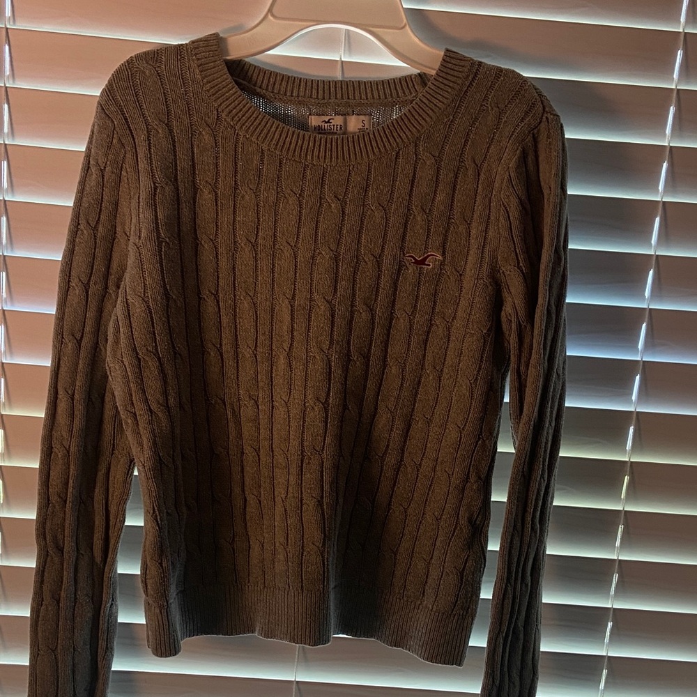 Hollister Gray Cable Knit Crewneck Sweater with Red Logo - Picture 4 of 8